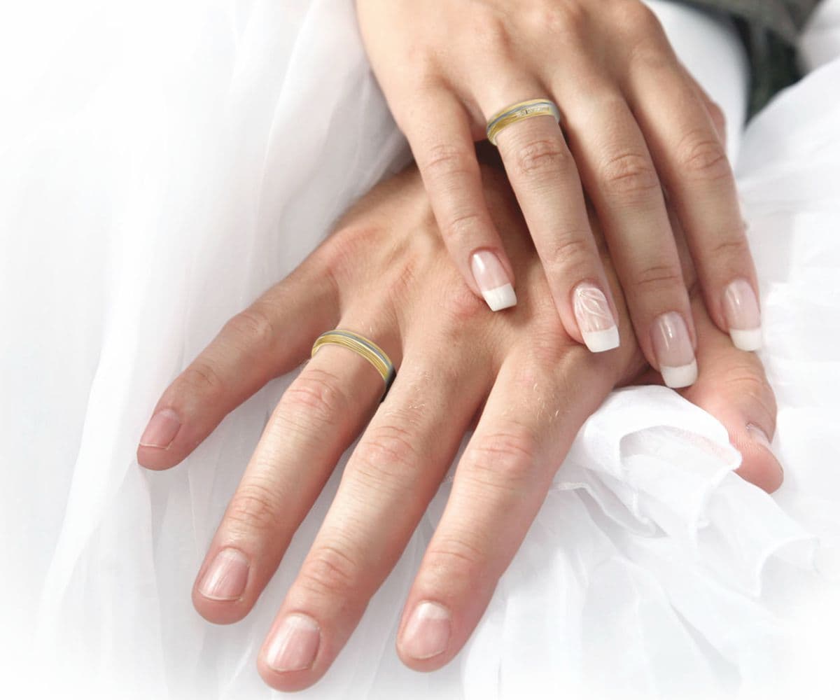 Juwelier Knappe moderne Eheringe in Bicolor mit diversen Oberflächen und Brillantbesatz