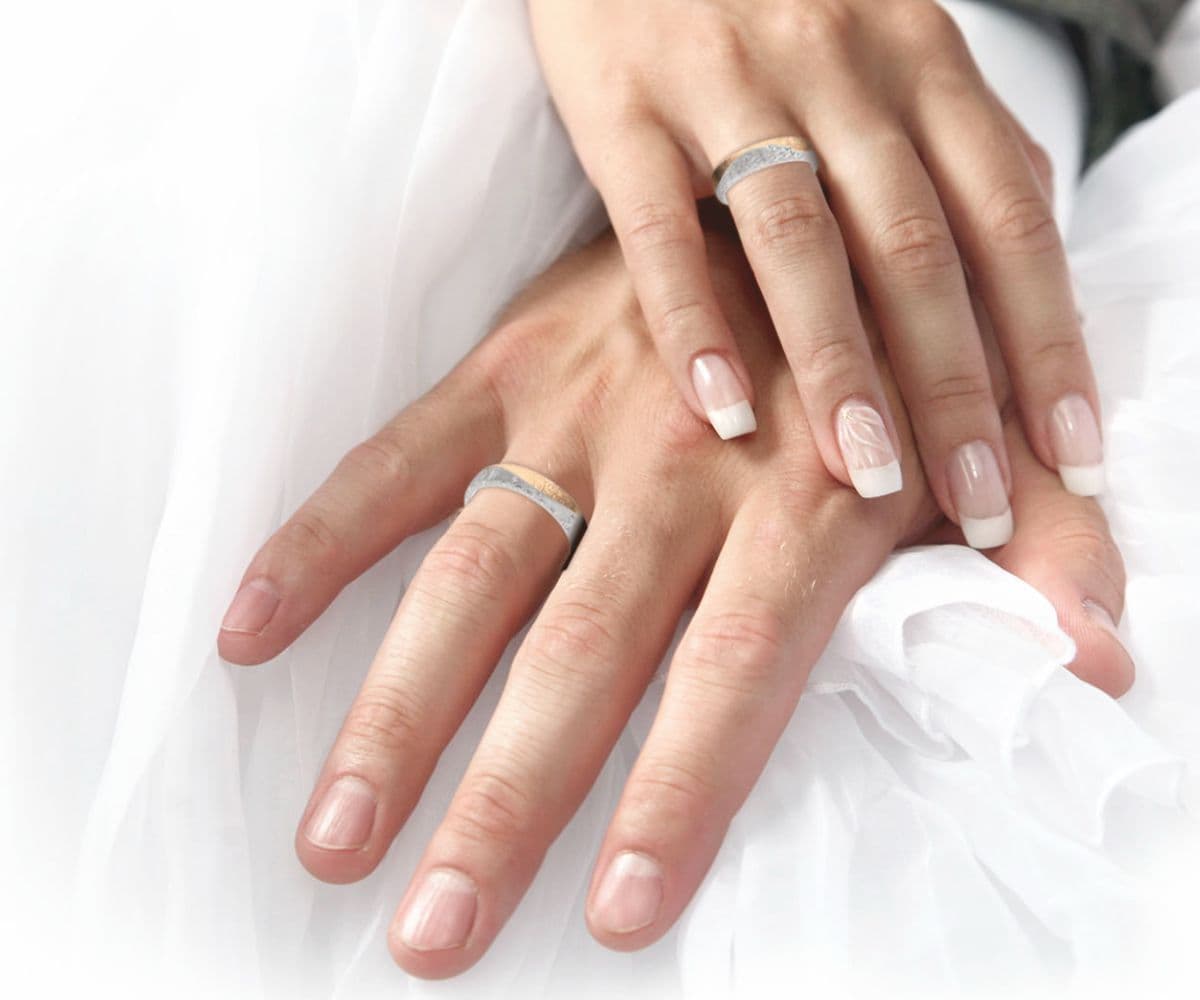 Juwelier Knappe moderne Eheringe in Bicolor mit diversen Oberflächen und Brillantbesatz