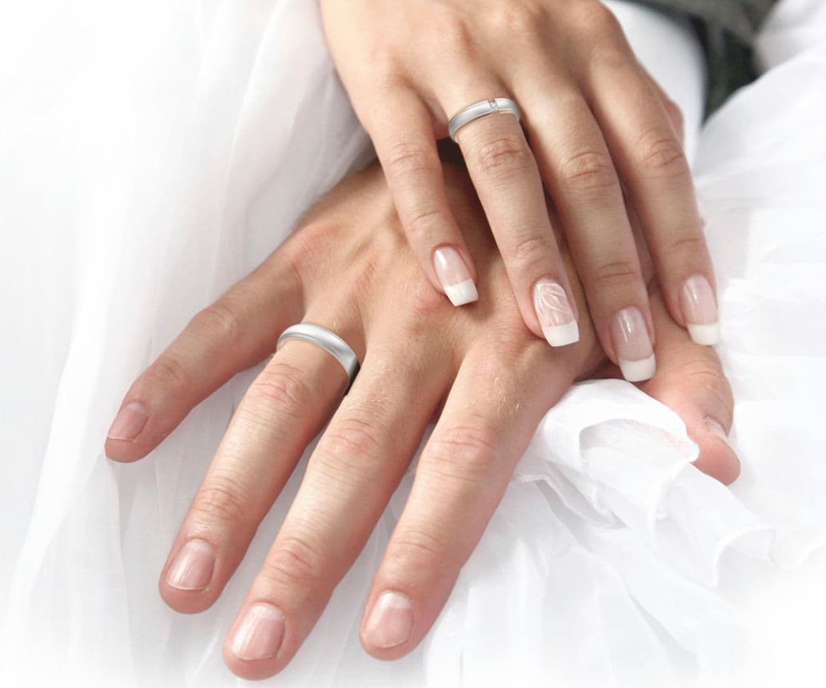 Juwelier Knappe klassischer Ehering in Bicolor - Spannringoptik mit Brillant