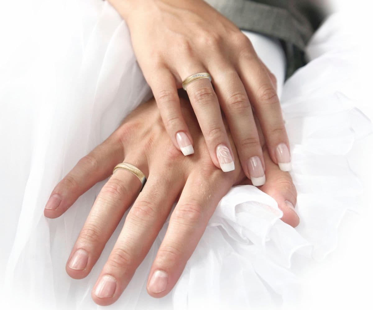 Juwelier Knappe klassischer Ring mit moderner Oberfläche Eismatt Gelbgold mit Brillantbesatz