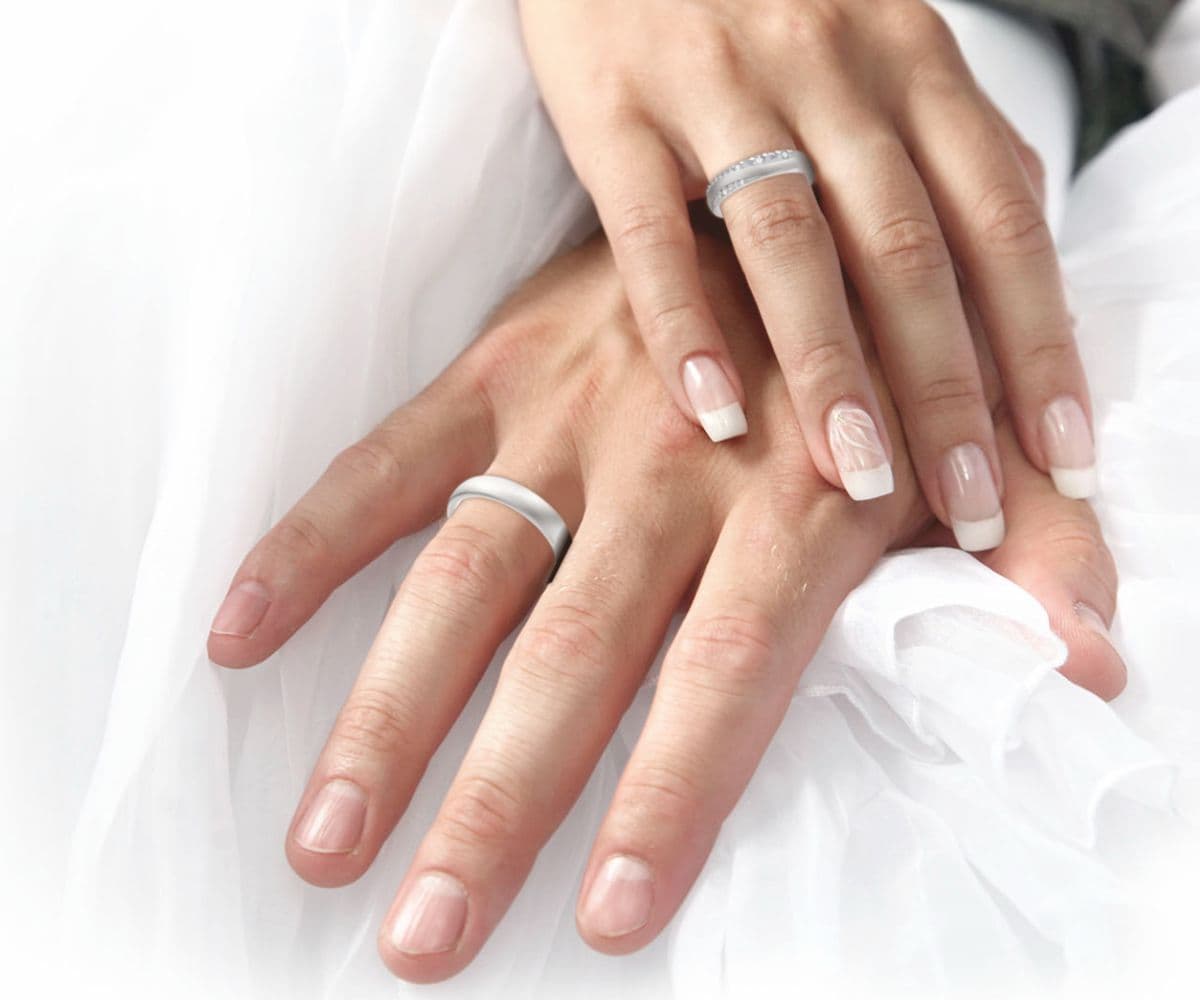 Juwelier Knappe moderner Ehering mit Wellenbesatz Brillanten in Weißgold