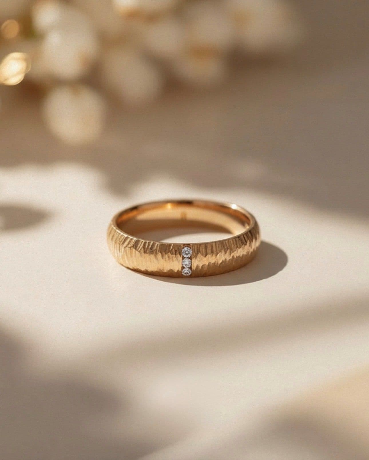 Trauring mit Struktur aus 750 Gold mit Brillant