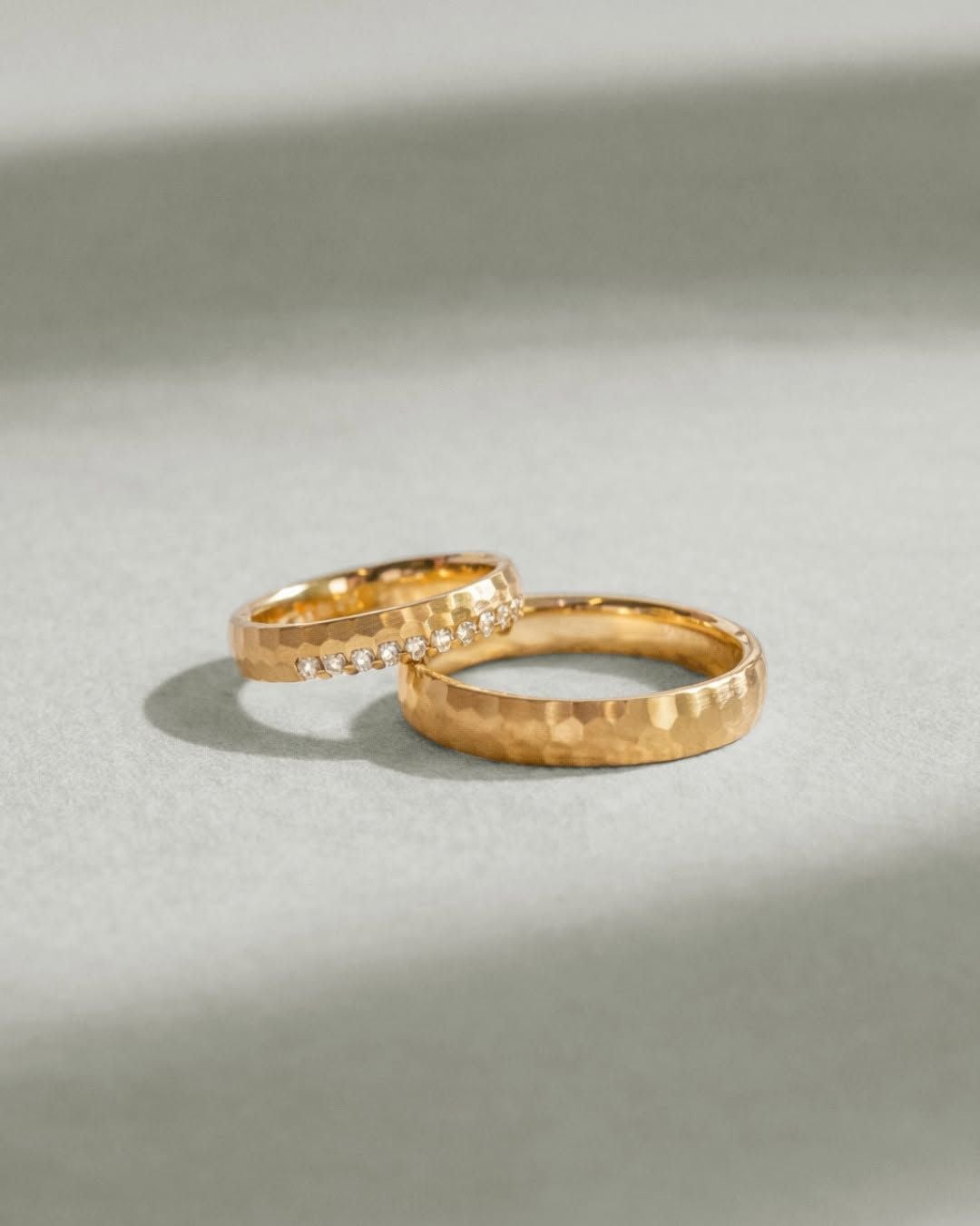 Trauringe in Sommergold mit markanter Struktur und feiner Brillantlinie Juwelier 1651