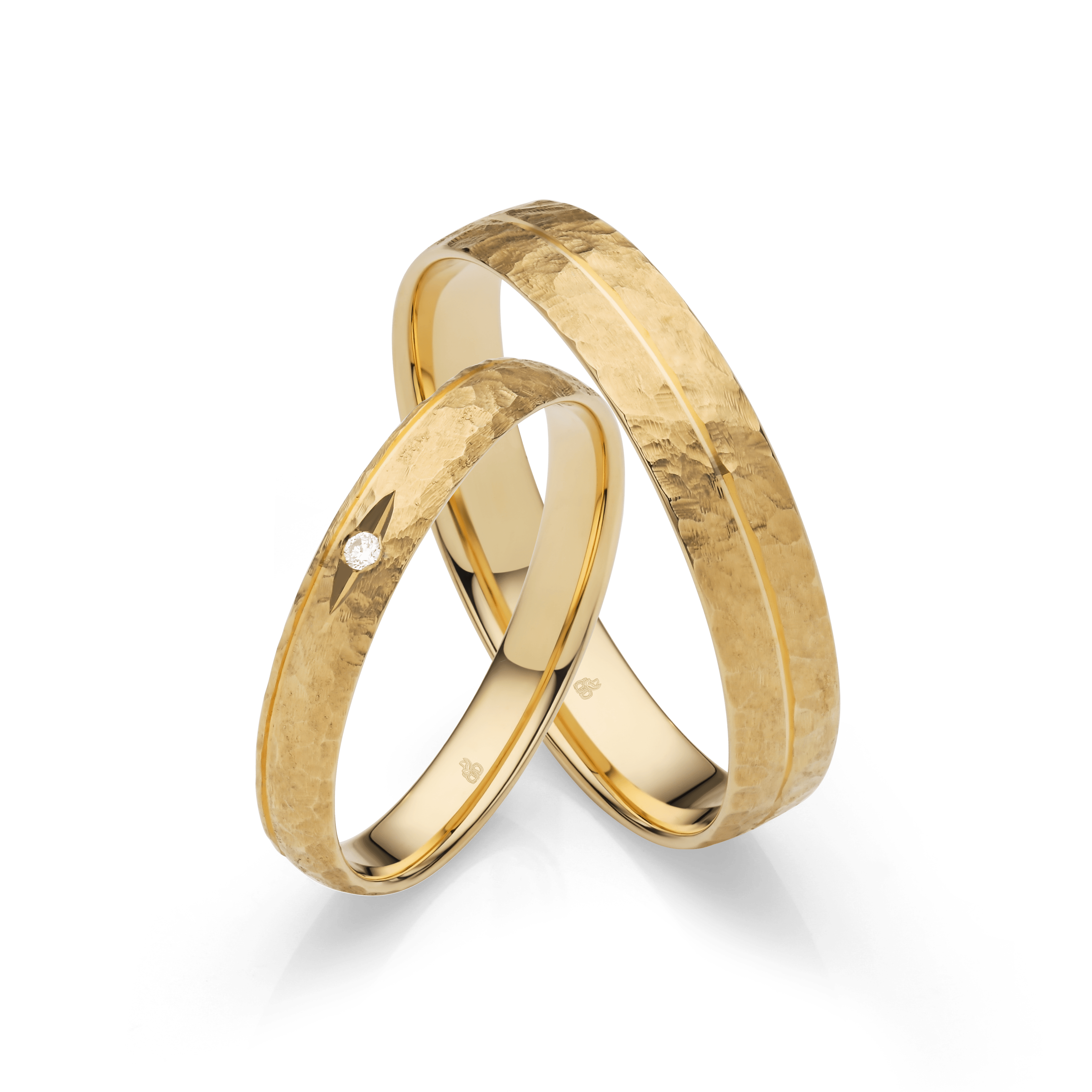 Rauschmayer Gelbgold‑Trauringe mit Schieferstruktur & Schiffchen‑Diamant